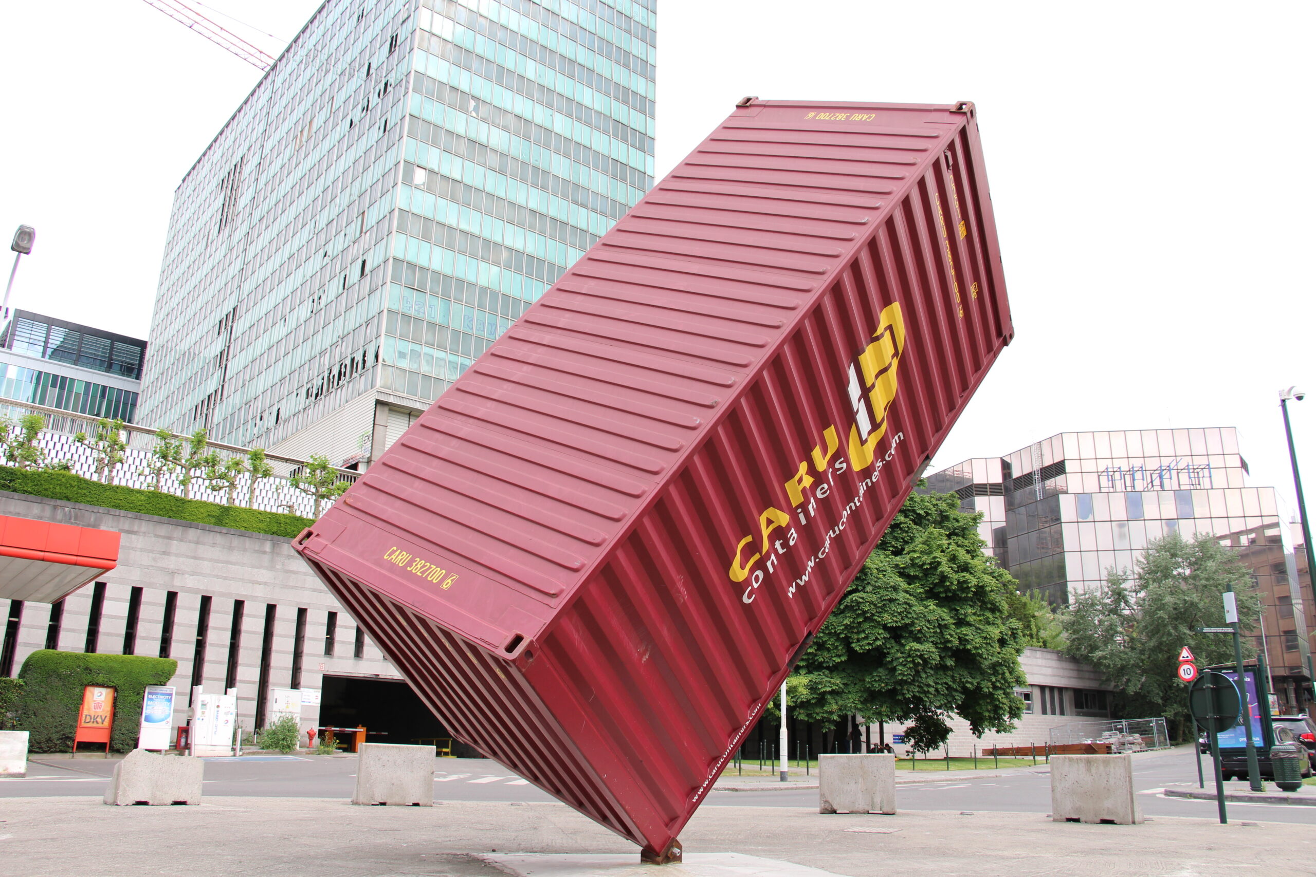 Foto van een kunstwerk door Luc Deleu waarbij een zeecontainer balanceert op een hoek.